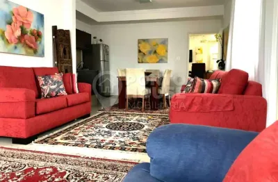 Excelente casa à venda de 375m², com 3 suítes, 3 vagas e piscina