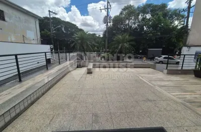 Sala comercial à venda, 2 banheiros, ar condicionado, 1 vaga ao lado do metrô.
