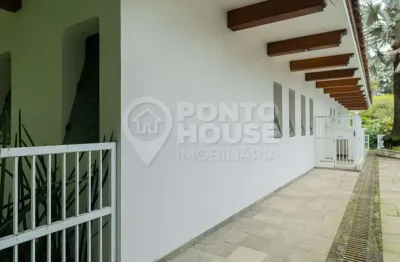 Casa à venda na Saúde, 3 suítes (1 master),8 vagas de garagem e piscina