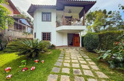 Casa duplex em condomínio com 3 quartos e área gourmet em albuquerque, teresópolis-rj