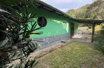 Casa à venda vargem grande - 3 vagas de garagem próximo ao hotel le canton - 2 quartos, 1 suíte, 80m² local tranquilo e arborizado - excelente ponto comercial