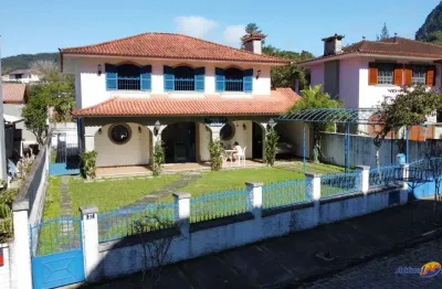 Luxuosa casa à venda no bairro comary - teresópolis/rj  4 quartos, 2 suítes, 2 salas, 5 banheiros, 2 vagas de garagem  300m² de área