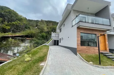 Casa de condomínio à venda no golfe em teresópolis-rj: 3 quartos, 1 suíte, 1 sala, 4 banheiros, 2 vagas de garagem - 131,12m²!