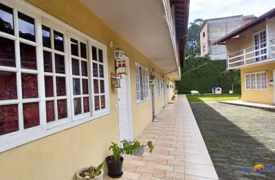 Casa em condomínio no bom retiro - teresópolis/rj: 2 quartos, 1 sala, 2 banheiros, 1 vaga de garagem!