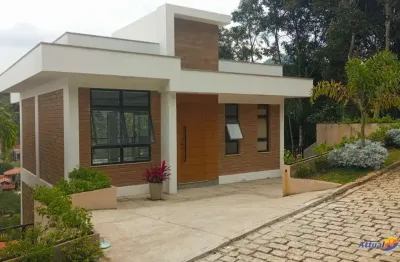 Casa triplex de 3 suítes em condomínio no bairro albuquerque teresópolis-rj: conforto, segurança e natureza!