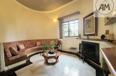 Casa Comercial de Altíssimo Padrão com Arquitetura Sólida e Ambientes Amplos