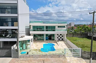 Casa triplex frente mar e com piscina, no balneário caravelas
