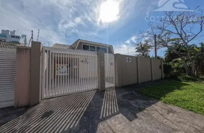 Ampla casa de alto padrão em região nobre de caiobá