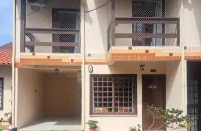 Casa Geminada em Condominio - Mobiliado - Ingleses Norte - 200m da praia