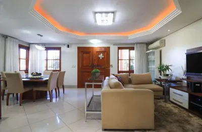 Sobrado semi mobiliado 3 dormitórios sendo 1 suíte com closet, vaga para 4 carros, sendo 2 cobertas