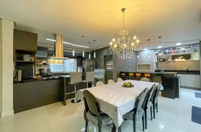 Linda casa no bairro moinhos de vento de 3 dormitórios e uma linda piscina.