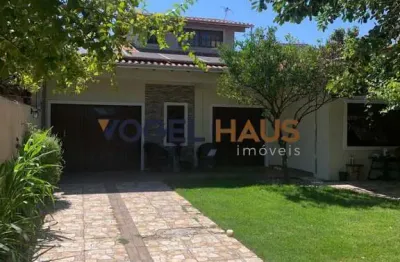 Casa à venda com amplo pátio no bairro harmonia, em canoas.