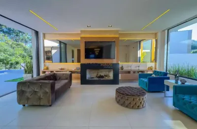 Casa em condomínio semimobiliada 05 dormitórios em porto alegre | alphaville vêneto