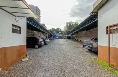 Estacionamento com 42 boxes e 2 lojas à venda – ótimo ponto comercial!