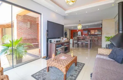 Casa térrea com 4 dormitórios, sendo 02 suítes, pátio com piscina. bairro bela vista - canoas.