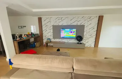 Otimo sobrado reformado , lindo com 3 suites com espaço gourmet e vaga para 4 carros !!! sobrado com 3 quarto(s) e 6 banheiro(s) à venda, 178 por r$ 850.000 no setor jardim atlântico au25622