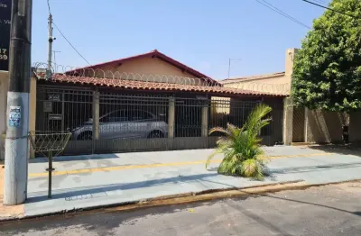 Casa setor dos funcionários  casa de rua com 4 quarto(s) e 1 banheiro(s) à venda, 187 por r$ 670.000 no setor setor dos funcionários ad32295