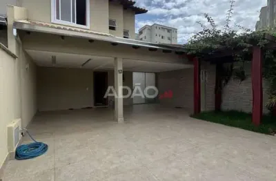 Casa Térrea Moderna em Condomínio Fechado com Piscina Aquecida e Energia Solar no Flora Park II Casa em Condomínio com 3 Quarto(s) e 2 banheiro(s) à Venda, 195.00 por R$ 735000.00 no setor Jardim Belo