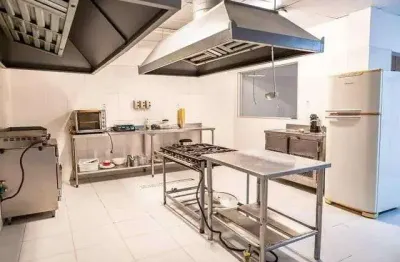 Excelente cozinha industrial em lauro de freitas, área de 200m2 (sem equipamentos).