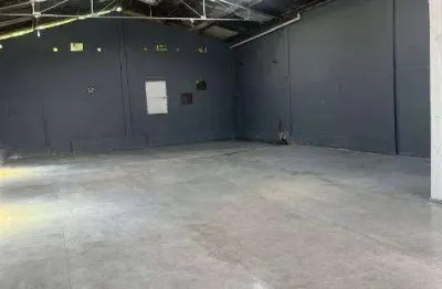 Barracão / Galpão / Depósito com 1 sala para alugar na Rua Oswaldo Hugo do Sacramento, 255, IAPI, Salvador, 200 m2 por R$ 8.000