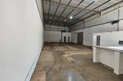 Aluga-se barracão comercial de 300 mts com fácil acesso as principais avenidas de cuiabá
