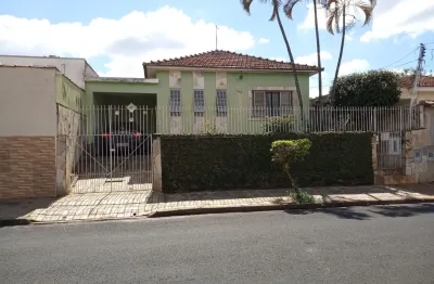 Casa a venda no parque alvorada, 2 quartos 1 banheiro, muito espaçosa!