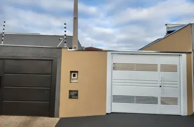 Imóvel para quem busca bastante espaço externo. quintal e garagem espaçosos.