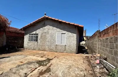 Grande oportunidade! casa como enorme potencial e espaço em bairro tranquilo.