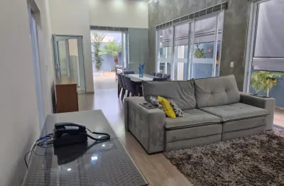 Casa com 3 dormitórios sendo 1 suíte, todos com armários planejados,  piso laminado e ar condicionado.