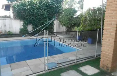 Condomínio fechado - amplo quintal - 4 dormitórios com piscina.