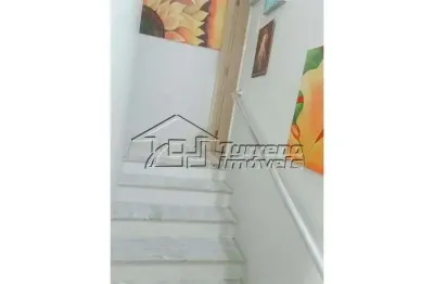 Casa em condomínio fechado próximo à unip em são josé dos campos