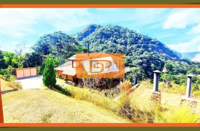 Casa à venda em itaipava, dentro de condomínio, com uma vista deslumbrante.