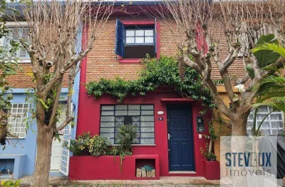 Casa de vila reformada e muito ensolarada na vila olímpia