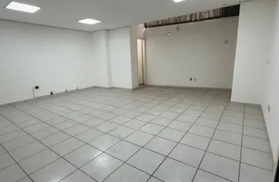 Alugo sala comercial com 55m2 no edifício vitória régia no início da fernando corrêa