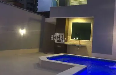 Sobrado com 3 suites e piscina na vila tupi - praia grande sp
