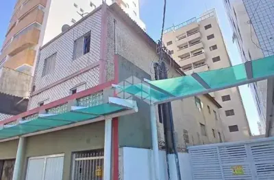 ? apartamento mais uma kitnet p/ venda. 03 dorms. 02 wc. 02 vagas de garagem, a 50 metros da praia. ocian, praia grande .?