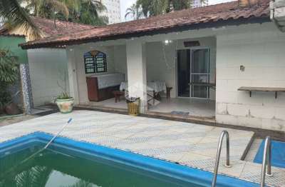 Casa isolada c/ piscina , 04 dorms.p/ venda no bairro da aviação, praia grande sp.