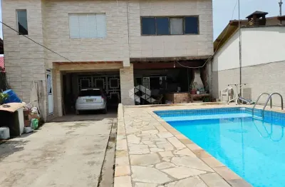 ? e espaçoso sobrado 03 dorms. (01 suite) terreno 10x30 a 900 mts da praia.  bopiranga, itanhaém sp?