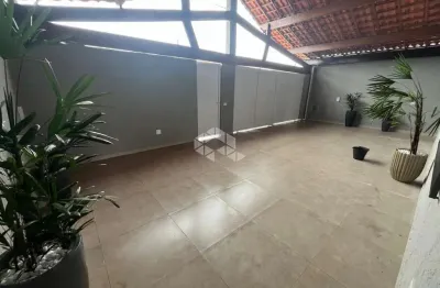Casa isolada na praia. 04 dorms. (01 suite) 04 vagas cobertas, espaço gourmet. tupi, praia grande sp.