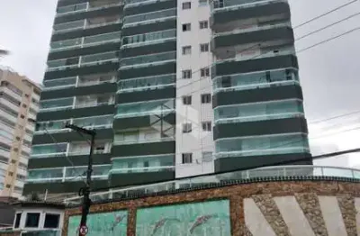 Apartamento mobiliado na praia. 02 dorms, (01 suite), sacada gourmet