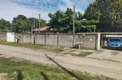 Casas em amplo terreno e prox. ao mar, no balneário curraes