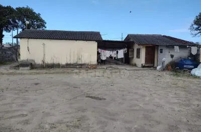 Terreno de 600m², próx. ao mar e contando com casa com edícula