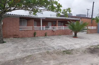 Excelente casa, ampla e com terreno, área calma. próximo ao mar.