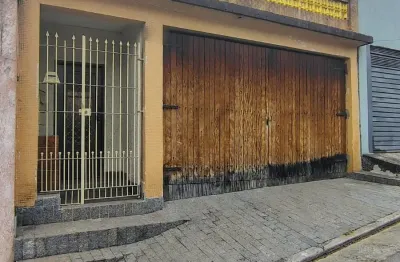 Casa com 3 dormitórios, 3 vagas de garagem e quintal amplo. ótima localização