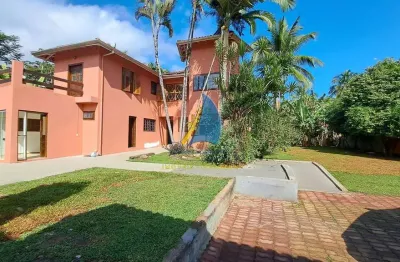 Casa em terreno de 1.005m² plano, bem localizada em bairro central de ilhabela