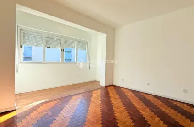 Apartamento  3 quartos amplo pátio,  reformado,  à venda no passo da areia,