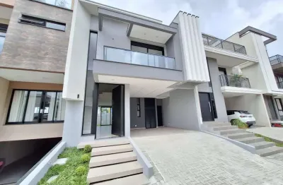 Santa cândida, casa em condomínio, nova, 3 quartos sendo 2 suítes, quintal com churrasqueira e 2 va