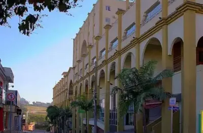 Shopping center à venda, 109 lojas, 86 vagas descobertas e 14 vagas cobertas, área total construída