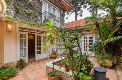 Casa triplex, desocupada, com local para elevador de carga, no condomínio são lourenço, 471m²,4 suí