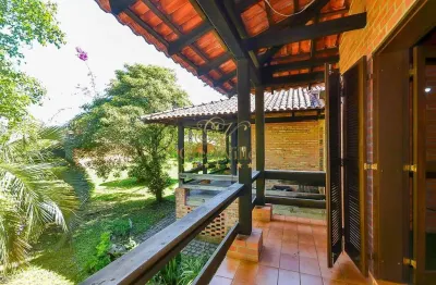 Lapa, centro, casa de época , tijolos maciço, madeira de imbuia, 3 suítes, adega, terreno 1.039 m²,